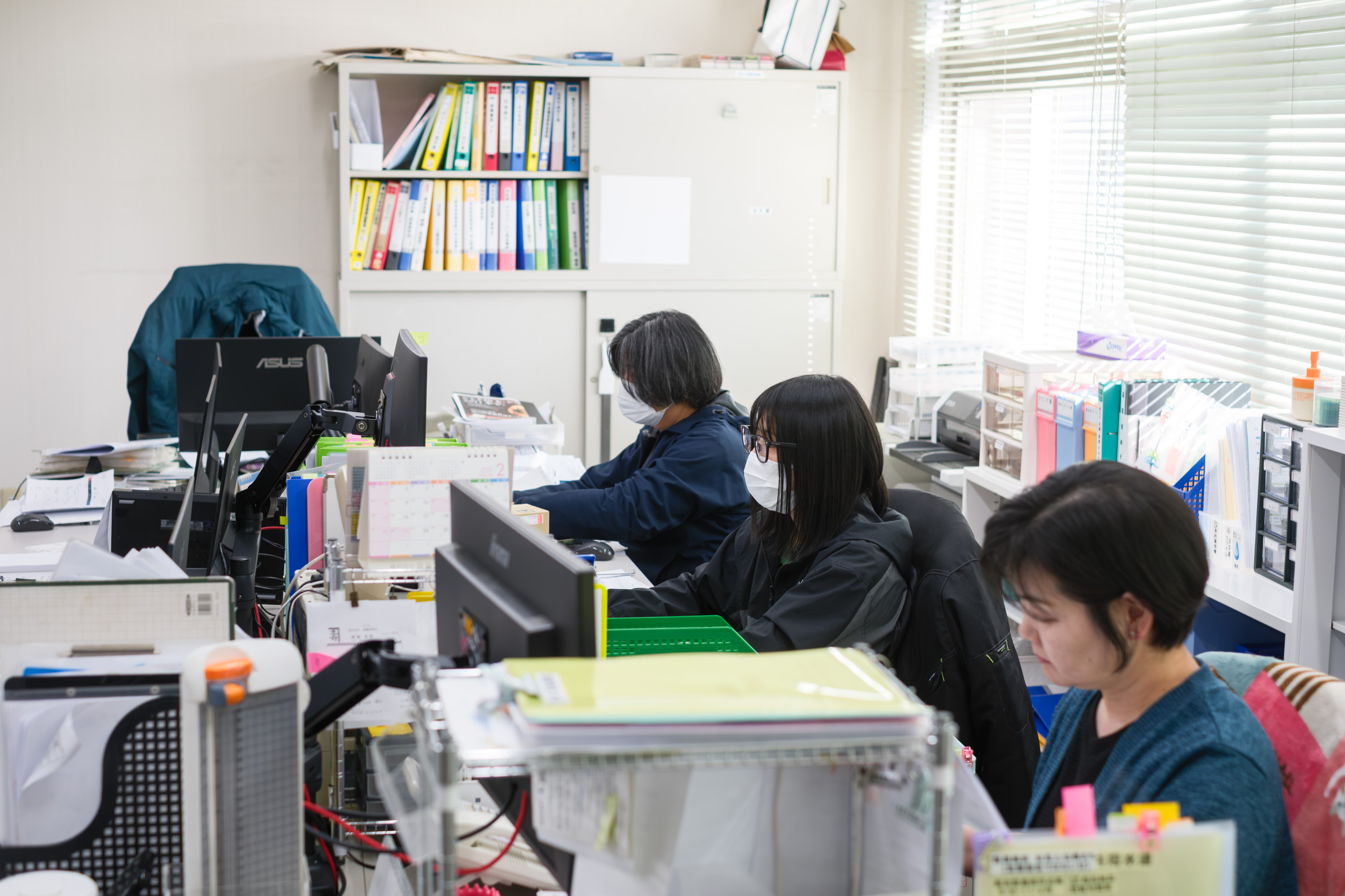 本社事務所で業務を進めるスタッフ